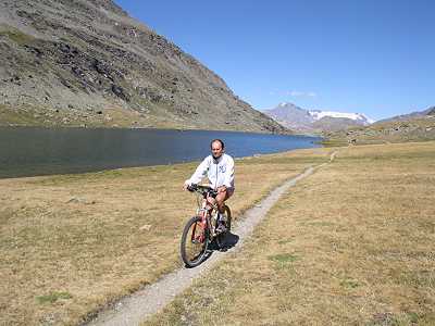 il sentiero che costeggia il Lac de Savine