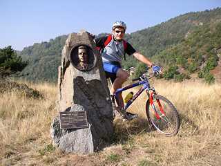 monumento a Ellena Ettore sul colle Ciardonet