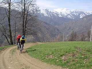 discesa su sterrato in Val d'Angrogna