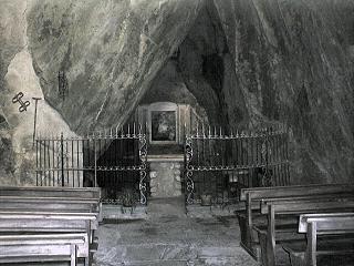 interno della cappella di S. Vincenzo
 con il riparo sotto roccia utilizzato dal santo
