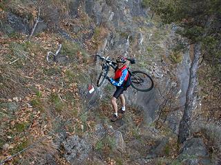 il delicato passaggio di Rocca Pietra Nera,
 attrezzato con cavo d'acciaio