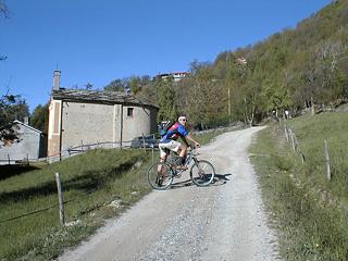 l'unico tratto sterrato della salita