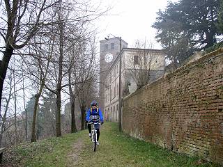 lungo le mura del castello di Casalborgone