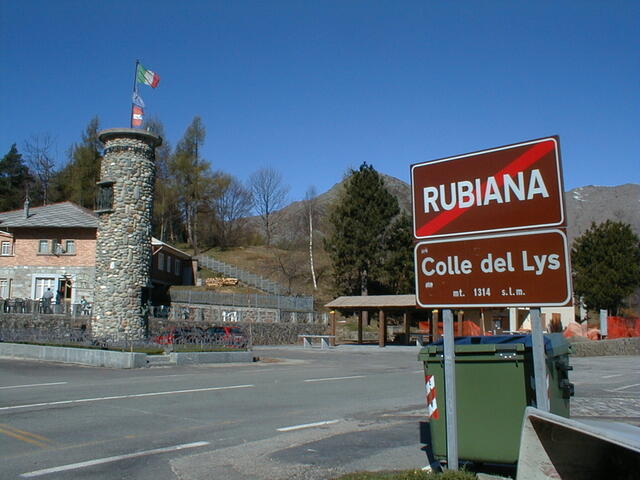 il colle del Lys con il monumento ai caduti